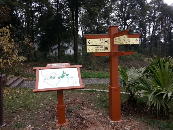 在現(xiàn)代大城市或一些鄉(xiāng)村道路上,合理的價格路標隨處可見。盡管人們在日常生活中并不太注意他們,但大多數(shù)時候他們會快速瀏覽一下,獲取他們需要的信息,然后離開。甚至一些未開化的人也樂于破壞這種公共物品。為了引起人們對導(dǎo)視牌的注意,我們來介紹一下導(dǎo)視牌的具體功能。  首先,導(dǎo)視牌最基本的功能是作為路標和導(dǎo)游卡,向來往的人們傳達各種信息,主要包括重要場所的內(nèi)部結(jié)構(gòu)、周圍道路和交通狀況的說明,以便人們能夠獨立、快速地找到正確的前進方向,這在高速公路或國道上是常見的。不僅如此,它還可以作為一些著名旅游景點附近建筑的文化背景介紹或名人身份介紹的載體,有利于豐富游客的文化背景知識,是一種優(yōu)秀的文化宣傳手段。此外,標有“禁止”字樣的標識,如:禁止吸煙、禁止大聲喧嘩、禁止攝影等。有利于維護公共秩序,明確告知群眾哪些行為是不允許的,并對公眾產(chǎn)生約束作用。  其次,著名的導(dǎo)向標識也是美化和豐富空間環(huán)境的工具。它可以填補視覺空白,同時還可以調(diào)節(jié)和緩解公眾的視覺疲勞。一些路標將被設(shè)計得漂亮可愛,這實際上是對環(huán)境的一種點綴,使周圍的環(huán)境更加充滿活力和新鮮。眾所周知,如果你在高速公路上開很長時間,你會很累,因為周圍環(huán)境太單一。 然而,導(dǎo)向標識可以給司機提供一定的距離或各種各樣的當(dāng)?shù)匦畔ⅲ@可以使每個人的注意力暫時轉(zhuǎn)移,并很容易引起與車內(nèi)乘客的話題。總而言之,導(dǎo)視牌在人們的日常生活中非常重要。沒有它,人們將很難找到前進的正確方向,空間環(huán)境將不會豐富和美麗。  因此,平時人們應(yīng)該愛護公共場所的導(dǎo)向標識,不要讓它們成為自己享樂的代價,充分發(fā)揮它們的使用價值。 在現(xiàn)代大城市或一些鄉(xiāng)村道路上,合理的價格路標隨處可見。盡管人們在日常生活中并不太注意他們,但大多數(shù)時候他們會快速瀏覽一下,獲取他們需要的信息,然后離開。甚至一些未開化的人也樂于破壞這種公共物品。為了引起人們對導(dǎo)視牌的注意,我們來介紹一下導(dǎo)視牌的具體功能。  首先,導(dǎo)視牌最基本的功能是作為路標和導(dǎo)游卡,向來往的人們傳達各種信息,主要包括重要場所的內(nèi)部結(jié)構(gòu)、周圍道路和交通狀況的說明,以便人們能夠獨立、快速地找到正確的前進方向,這在高速公路或國道上是常見的。不僅如此,它還可以作為一些著名旅游景點附近建筑的文化背景介紹或名人身份介紹的載體,有利于豐富游客的文化背景知識,是一種優(yōu)秀的文化宣傳手段。此外,標有“禁止”字樣的標識,如:禁止吸煙、禁止大聲喧嘩、禁止攝影等。有利于維護公共秩序,明確告知群眾哪些行為是不允許的,并對公眾產(chǎn)生約束作用。  其次,著名的導(dǎo)向標識也是美化和豐富空間環(huán)境的工具。它可以填補視覺空白,同時還可以調(diào)節(jié)和緩解公眾的視覺疲勞。一些路標將被設(shè)計得漂亮可愛,這實際上是對環(huán)境的一種點綴,使周圍的環(huán)境更加充滿活力和新鮮。眾所周知,如果你在高速公路上開很長時間,你會很累,因為周圍環(huán)境太單一。 然而,導(dǎo)向標識可以給司機提供一定的距離或各種各樣的當(dāng)?shù)匦畔ⅲ@可以使每個人的注意力暫時轉(zhuǎn)移,并很容易引起與車內(nèi)乘客的話題。總而言之,導(dǎo)視牌在人們的日常生活中非常重要。沒有它,人們將很難找到前進的正確方向,空間環(huán)境將不會豐富和美麗。  因此,平時人們應(yīng)該愛護公共場所的導(dǎo)向標識,不要讓它們成為自己享樂的代價,充分發(fā)揮它們的使用價值。